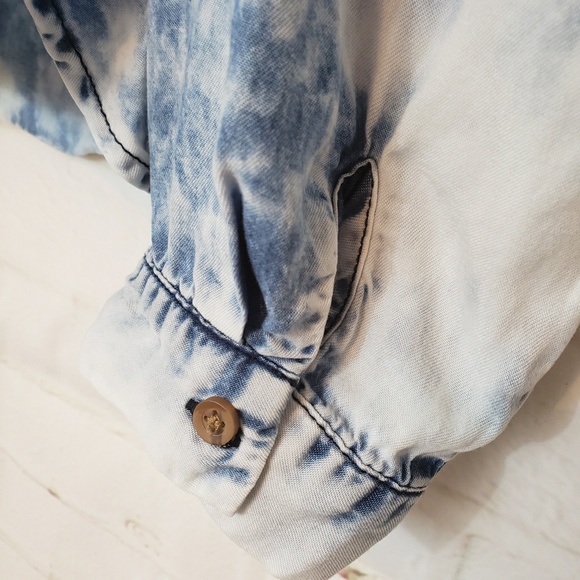 LOVE FIRE BLEACHED ROUND HEM JEAN TOP - Picture 2 of 8